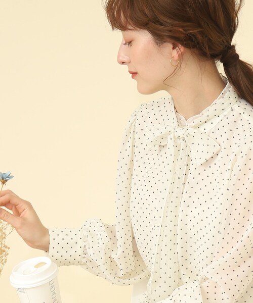 couture brooch(クチュールブローチ)の「◆【シーズンレスで着られる】ドットフリルネックボウタイブラウス(シャツ/ブラウス・レディース・ブラック系/ネイビー系/ホワイト系3・40/38/42)」の12枚目の写真
