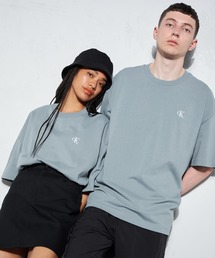 ユニセックス エンボスロゴ Tシャツ