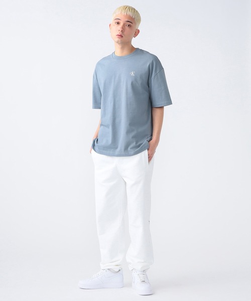 Calvin Klein(カルバン・クライン)の「ユニセックス エンボスロゴ Tシャツ(Tシャツ/カットソー・メンズ・グレー/ホワイト・L/M/S/XL/XS)」の13枚目の写真