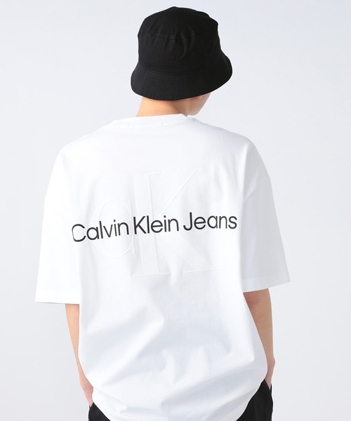 Calvin Klein(カルバン・クライン)の「ユニセックス エンボスロゴ Tシャツ(Tシャツ/カットソー・メンズ・グレー/ホワイト・L/M/S/XL/XS)」の7枚目の写真