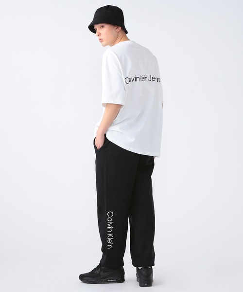 Calvin Klein(カルバン・クライン)の「ユニセックス エンボスロゴ Tシャツ(Tシャツ/カットソー・メンズ・グレー/ホワイト・L/M/S/XL/XS)」の9枚目の写真