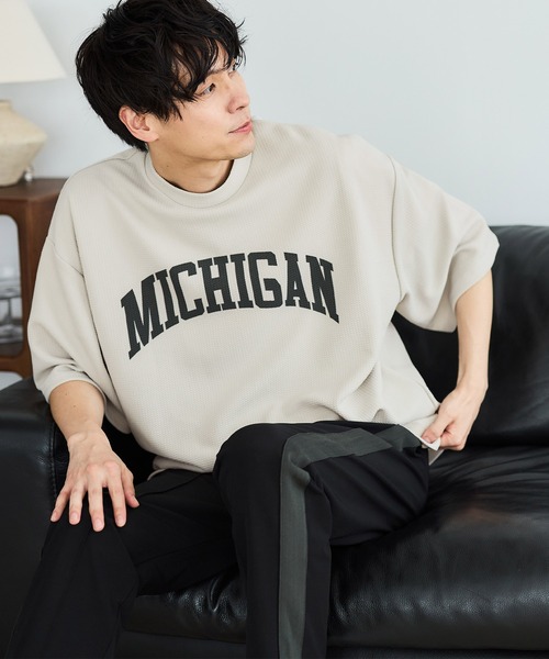 coca(coca)(コカ)の「メンズ エンボスプリントロゴTシャツ(Tシャツ/カットソー・メンズ・ブラック/ライトグレー・M/L/XL)」の7枚目の写真