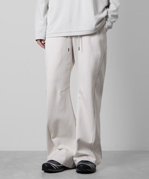 ATTACHMENT(アタッチメント)の「CO/PE ダブルニット スリーディメンショナル ワイドパンツ/ CO/PE DOUBLE KNIT THREE DIMENSIONAL WIDE PANTS(スウェットパンツ・メンズ・グレー/ブラック/オフホワイト・3/2/1)」の2枚目の写真