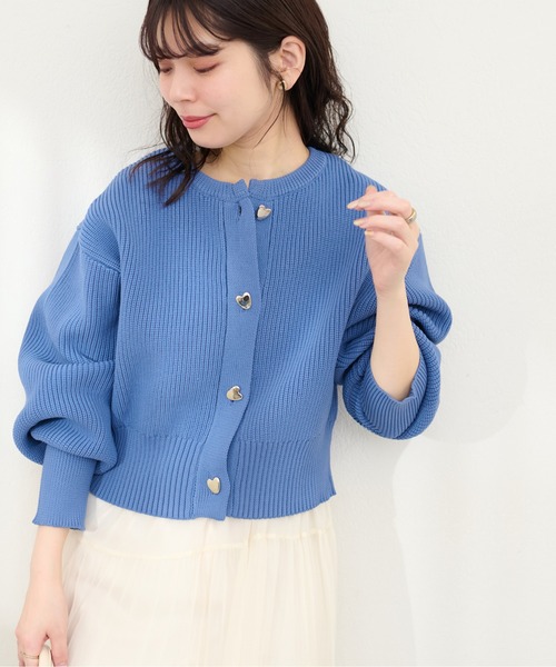 natural couture（ナチュラルクチュール）の「ハート釦ポリニットカーディガン（カーディガン/ボレロ・レディース・ピンク/モカ/ブラック/オフホワイト/ブルー・FREE）」の4枚目の写真