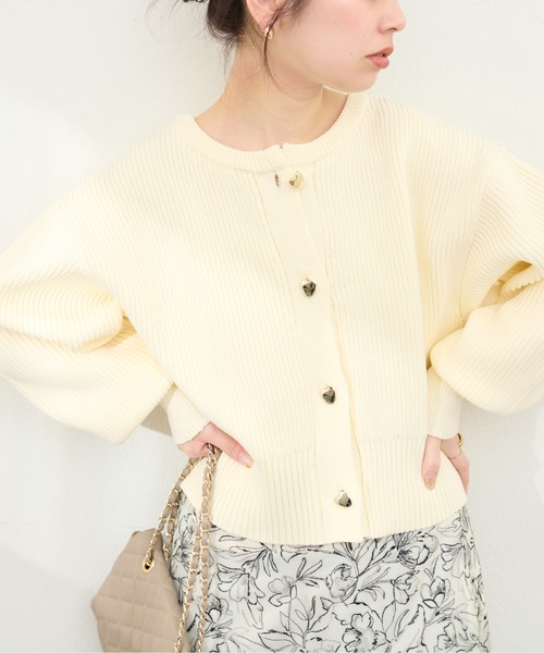 natural couture（ナチュラルクチュール）の「ハート釦ポリニットカーディガン（カーディガン/ボレロ・レディース・ピンク/モカ/ブラック/オフホワイト/ブルー・FREE）」の7枚目の写真