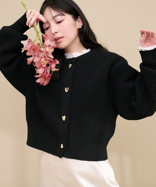 natural couture（ナチュラルクチュール）の「ハート釦ポリニットカーディガン（カーディガン/ボレロ・レディース・ピンク/モカ/ブラック/オフホワイト/ブルー・FREE）」の11枚目の写真