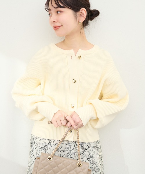 natural couture（ナチュラルクチュール）の「ハート釦ポリニットカーディガン（カーディガン/ボレロ・レディース・ピンク/モカ/ブラック/オフホワイト/ブルー・FREE）」の8枚目の写真