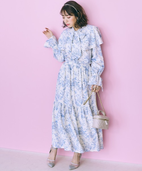 marun（マルン）の「＜大きいサイズ＞ 線画花柄プリントブラウス　marun（シャツ/ブラウス・レディース・ダークグリーン/ブルー・LL/4L/L/5L/3L）」の2枚目の写真