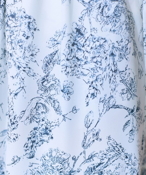 marun（マルン）の「＜大きいサイズ＞ 線画花柄プリントブラウス　marun（シャツ/ブラウス・レディース・ダークグリーン/ブルー・LL/4L/L/5L/3L）」の16枚目の写真