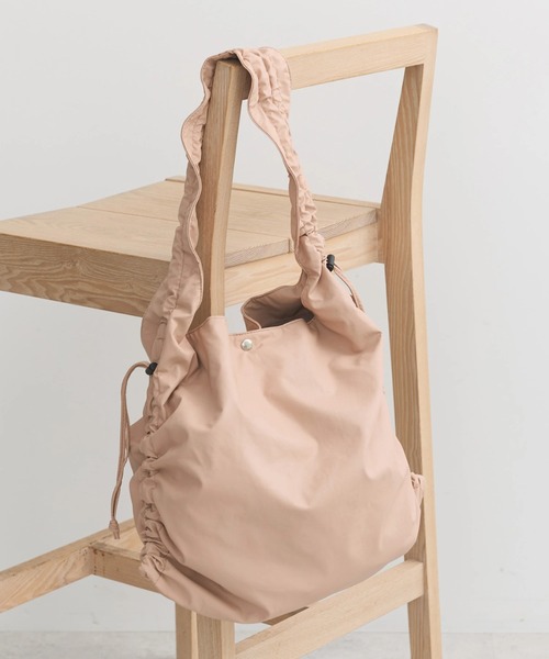 earth music&ecology（アースミュージックアンドエコロジー）の「ギャザーハンドルトートバッグ（トートバッグ・レディース・ブラック/ピンクベージュ/その他8・FREE）」の2枚目の写真