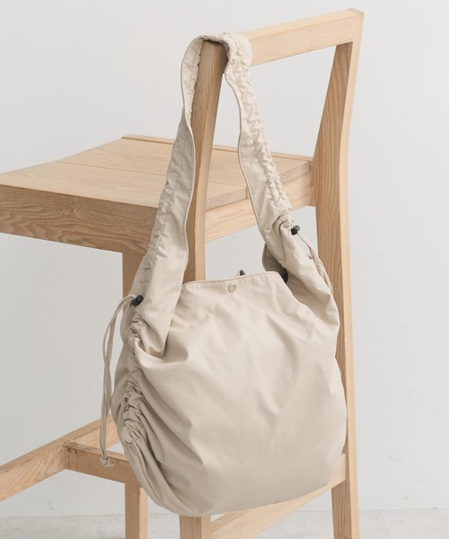 earth music&ecology（アースミュージックアンドエコロジー）の「ギャザーハンドルトートバッグ（トートバッグ・レディース・ブラック/ピンクベージュ/その他8・FREE）」の3枚目の写真