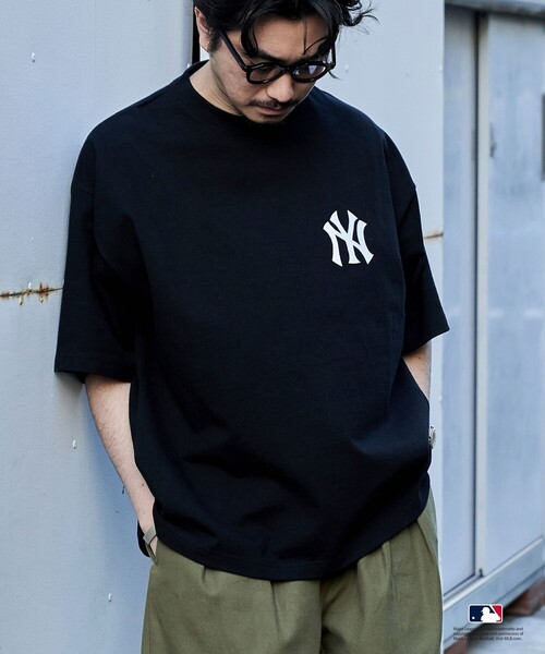 FREAK'S STORE（フリークスストア）の「限定展開 MLB/メジャーリーグベースボール 別注 9オンス Heavyweight ビッグシルエット ワンポイントデザイン クルーネックTシャツ/NY（Tシャツ/カットソー・メンズ・ホワイト/ネイビー/ブラック・SMALL/LARGE/MEDIUM）」の2枚目の写真