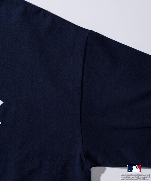 FREAK'S STORE（フリークスストア）の「限定展開 MLB/メジャーリーグベースボール 別注 9オンス Heavyweight ビッグシルエット ワンポイントデザイン クルーネックTシャツ/NY（Tシャツ/カットソー・メンズ・ホワイト/ネイビー/ブラック・SMALL/LARGE/MEDIUM）」の16枚目の写真