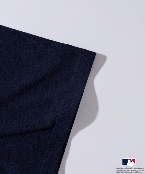 FREAK'S STORE（フリークスストア）の「限定展開 MLB/メジャーリーグベースボール 別注 9オンス Heavyweight ビッグシルエット ワンポイントデザイン クルーネックTシャツ/NY（Tシャツ/カットソー・メンズ・ホワイト/ネイビー/ブラック・SMALL/LARGE/MEDIUM）」の17枚目の写真