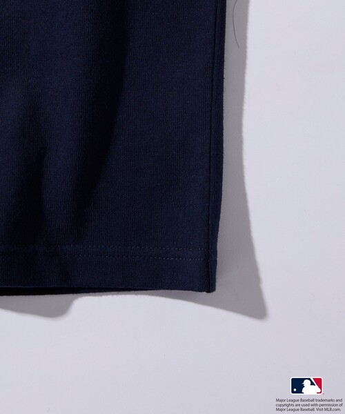 FREAK'S STORE（フリークスストア）の「限定展開 MLB/メジャーリーグベースボール 別注 9オンス Heavyweight ビッグシルエット ワンポイントデザイン クルーネックTシャツ/NY（Tシャツ/カットソー・メンズ・ホワイト/ネイビー/ブラック・SMALL/LARGE/MEDIUM）」の18枚目の写真