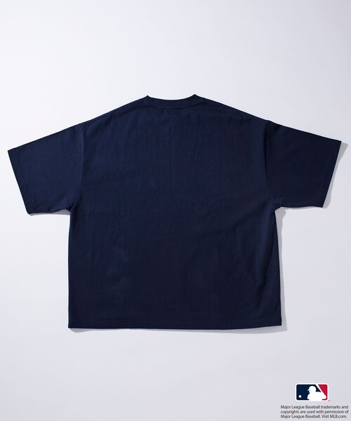 FREAK'S STORE（フリークスストア）の「限定展開 MLB/メジャーリーグベースボール 別注 9オンス Heavyweight ビッグシルエット ワンポイントデザイン クルーネックTシャツ/NY（Tシャツ/カットソー・メンズ・ホワイト/ネイビー/ブラック・SMALL/LARGE/MEDIUM）」の20枚目の写真
