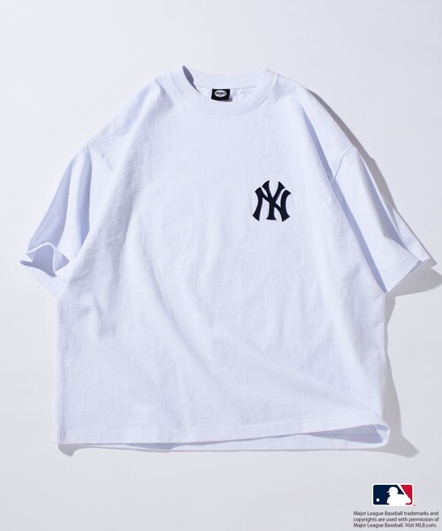 FREAK'S STORE（フリークスストア）の「限定展開 MLB/メジャーリーグベースボール 別注 9オンス Heavyweight ビッグシルエット ワンポイントデザイン クルーネックTシャツ/NY（Tシャツ/カットソー・メンズ・ホワイト/ネイビー/ブラック・SMALL/LARGE/MEDIUM）」の21枚目の写真