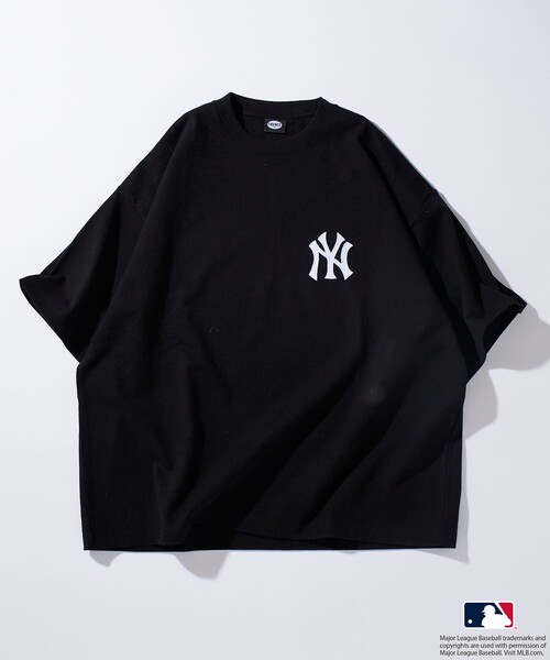 FREAK'S STORE（フリークスストア）の「限定展開 MLB/メジャーリーグベースボール 別注 9オンス Heavyweight ビッグシルエット ワンポイントデザイン クルーネックTシャツ/NY（Tシャツ/カットソー・メンズ・ホワイト/ネイビー/ブラック・SMALL/LARGE/MEDIUM）」の22枚目の写真