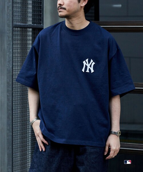 FREAK'S STORE（フリークスストア）の「限定展開 MLB/メジャーリーグベースボール 別注 9オンス Heavyweight ビッグシルエット ワンポイントデザイン クルーネックTシャツ/NY（Tシャツ/カットソー・メンズ・ホワイト/ネイビー/ブラック・SMALL/LARGE/MEDIUM）」の4枚目の写真
