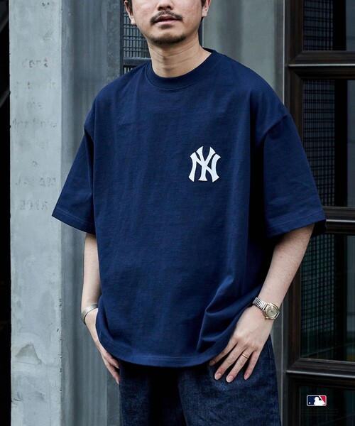 FREAK'S STORE（フリークスストア）の「限定展開 MLB/メジャーリーグベースボール 別注 9オンス Heavyweight ビッグシルエット ワンポイントデザイン クルーネックTシャツ/NY（Tシャツ/カットソー・メンズ・ホワイト/ネイビー/ブラック・SMALL/LARGE/MEDIUM）」の6枚目の写真