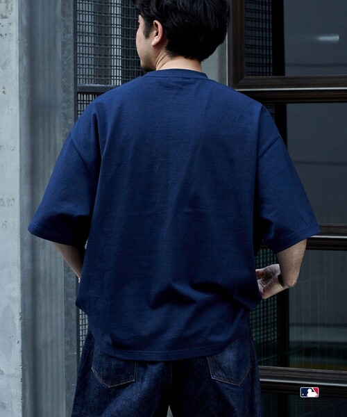 FREAK'S STORE（フリークスストア）の「限定展開 MLB/メジャーリーグベースボール 別注 9オンス Heavyweight ビッグシルエット ワンポイントデザイン クルーネックTシャツ/NY（Tシャツ/カットソー・メンズ・ホワイト/ネイビー/ブラック・SMALL/LARGE/MEDIUM）」の7枚目の写真