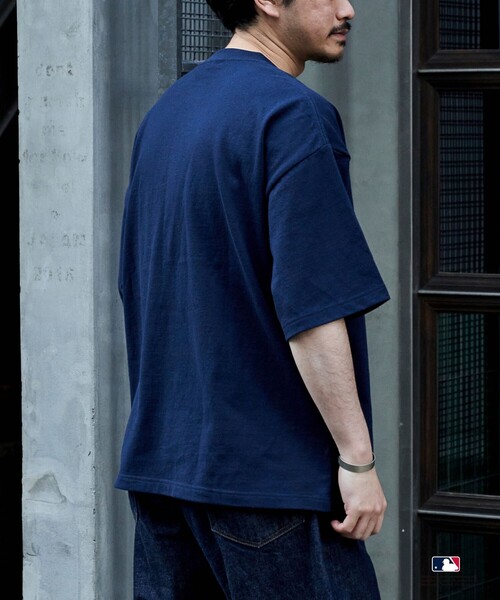 FREAK'S STORE（フリークスストア）の「限定展開 MLB/メジャーリーグベースボール 別注 9オンス Heavyweight ビッグシルエット ワンポイントデザイン クルーネックTシャツ/NY（Tシャツ/カットソー・メンズ・ホワイト/ネイビー/ブラック・SMALL/LARGE/MEDIUM）」の8枚目の写真