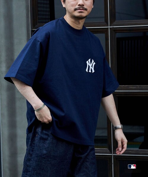 FREAK'S STORE（フリークスストア）の「限定展開 MLB/メジャーリーグベースボール 別注 9オンス Heavyweight ビッグシルエット ワンポイントデザイン クルーネックTシャツ/NY（Tシャツ/カットソー・メンズ・ホワイト/ネイビー/ブラック・SMALL/LARGE/MEDIUM）」の9枚目の写真
