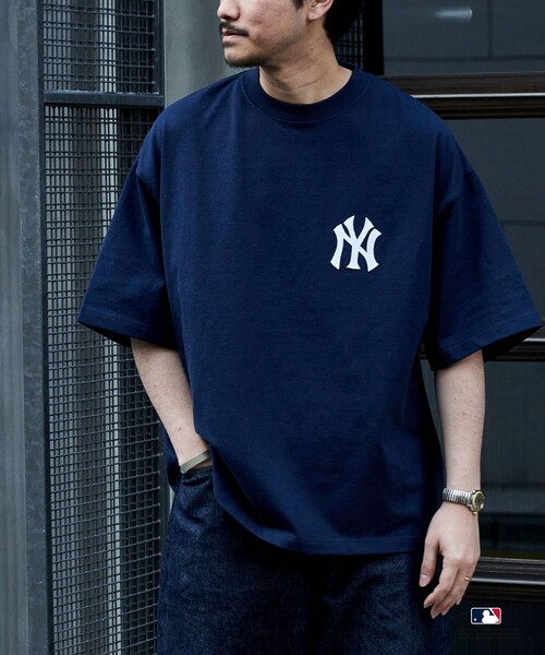 FREAK'S STORE（フリークスストア）の「限定展開 MLB/メジャーリーグベースボール 別注 9オンス Heavyweight ビッグシルエット ワンポイントデザイン クルーネックTシャツ/NY（Tシャツ/カットソー・メンズ・ホワイト/ネイビー/ブラック・SMALL/LARGE/MEDIUM）」の10枚目の写真