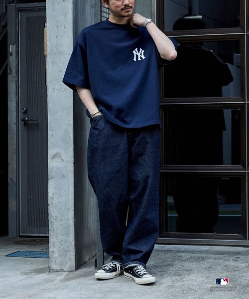 FREAK'S STORE（フリークスストア）の「限定展開 MLB/メジャーリーグベースボール 別注 9オンス Heavyweight ビッグシルエット ワンポイントデザイン クルーネックTシャツ/NY（Tシャツ/カットソー・メンズ・ホワイト/ネイビー/ブラック・SMALL/LARGE/MEDIUM）」の11枚目の写真