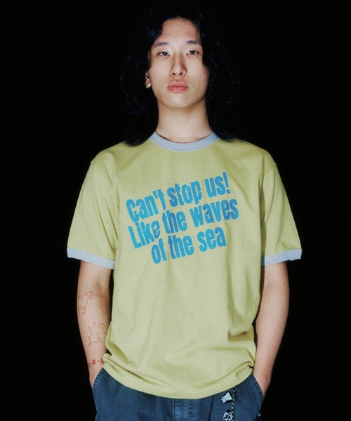 ISTKUNST（イストクンスト）の「A'GEM/9 × .kom 『ISTKUNST/イストクンスト』 STOP US TEE/ストップ アス Tシャツ（Tシャツ/カットソー・メンズ・ライトブルー/イエロー・S/L）」の3枚目の写真