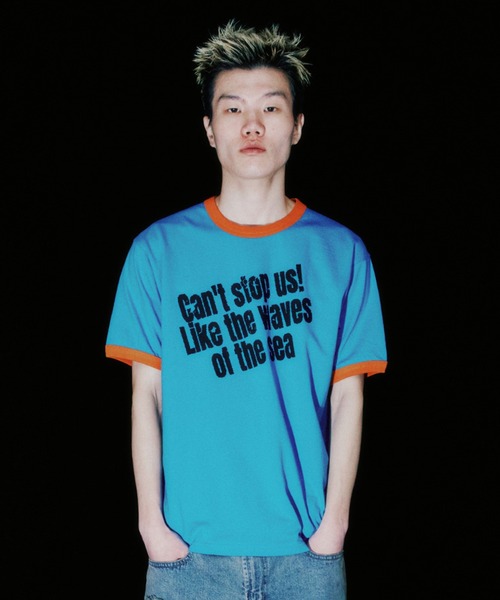 ISTKUNST（イストクンスト）の「A'GEM/9 × .kom 『ISTKUNST/イストクンスト』 STOP US TEE/ストップ アス Tシャツ（Tシャツ/カットソー・メンズ・ライトブルー/イエロー・S/L）」の6枚目の写真