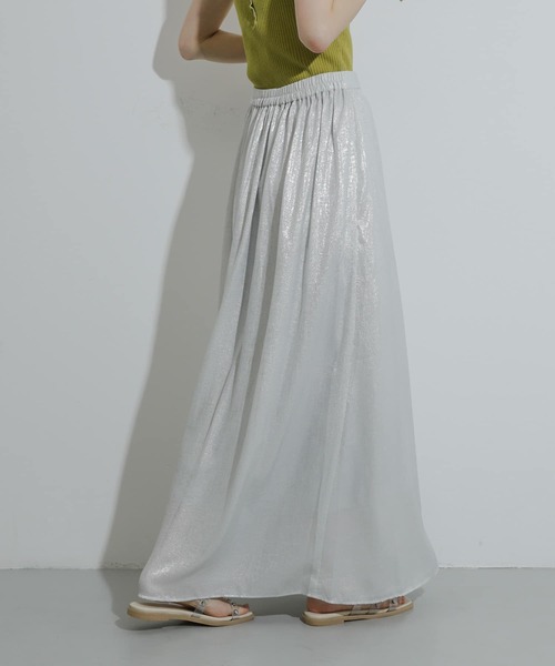 SENSE OF PLACE by URBAN RESEARCH(センスオブプレイスバイアーバンリサーチ)の「ハクプリントフレアスカート(スカート・レディース・チャコールグレー/ゴールド/シルバー/ブルー・MEDIUM/SMALL/TALL)」の3枚目の写真