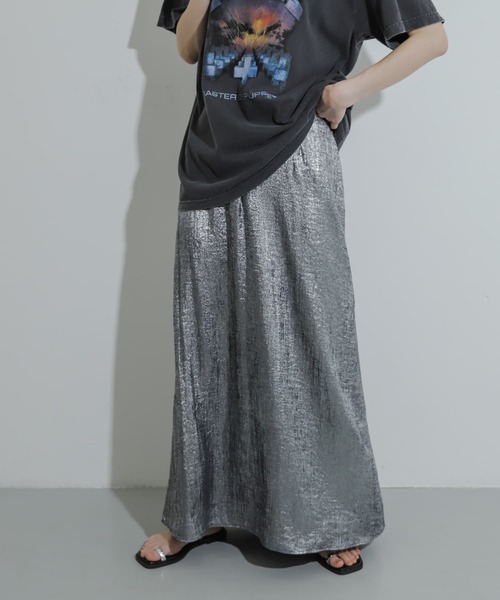 SENSE OF PLACE by URBAN RESEARCH(センスオブプレイスバイアーバンリサーチ)の「ハクプリントフレアスカート(スカート・レディース・チャコールグレー/ゴールド/シルバー/ブルー・MEDIUM/SMALL/TALL)」の2枚目の写真