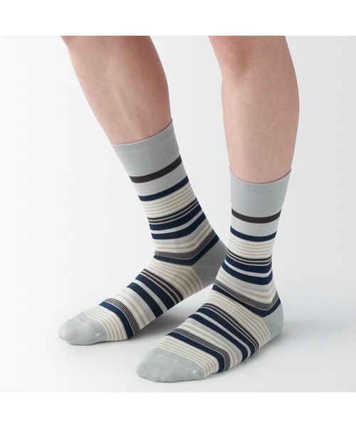 無印良品（ムジルシリョウヒン）の「紳士　光沢感のある綿糸で編んだ　足なり直角　靴下（ボーダー）（ソックス/靴下・メンズ・ライトグレー系4/ダークブラウン系2/ネイビー系1/ブルー系/レッド系4・25-27CM）」の6枚目の写真