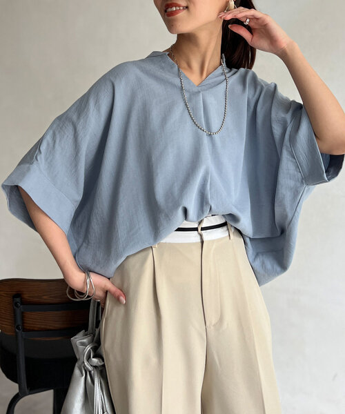 Chez toi(シェトワ)の「リネンタッチ袖ターンバックブラウス(シャツ/ブラウス・レディース・オレンジ/サックスブルー/オフホワイト/チャコールグレー・FREE)」の3枚目の写真