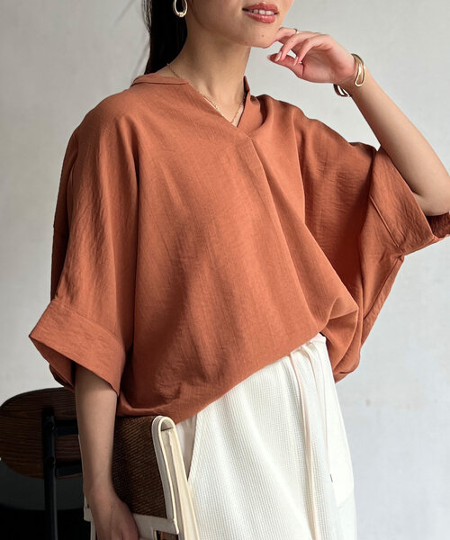 Chez toi（シェトワ）の「リネンタッチ袖ターンバックブラウス