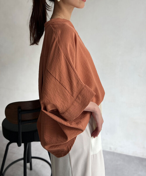 Chez toi(シェトワ)の「リネンタッチ袖ターンバックブラウス(シャツ/ブラウス・レディース・オレンジ/サックスブルー/オフホワイト/チャコールグレー・FREE)」の10枚目の写真