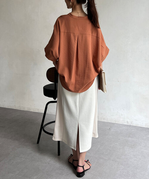 Chez toi(シェトワ)の「リネンタッチ袖ターンバックブラウス(シャツ/ブラウス・レディース・オレンジ/サックスブルー/オフホワイト/チャコールグレー・FREE)」の5枚目の写真