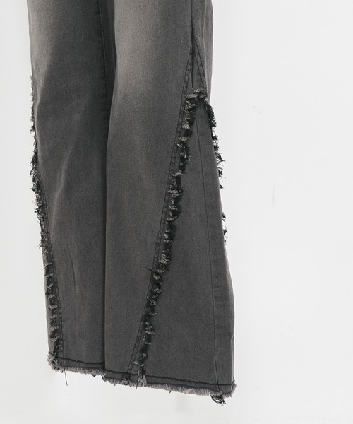 Diable baiser(ディアブルベーゼ)の「脇フリンジフレアデニムパンツ(デニムパンツ・レディース・ブラック・SMALL/MEDIUM/LARGE/X-LARGE/XX-LARGE)」の8枚目の写真