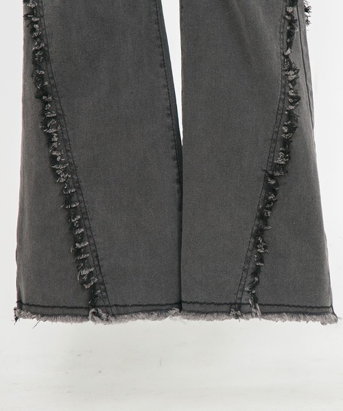 Diable baiser(ディアブルベーゼ)の「脇フリンジフレアデニムパンツ(デニムパンツ・レディース・ブラック・SMALL/MEDIUM/LARGE/X-LARGE/XX-LARGE)」の9枚目の写真