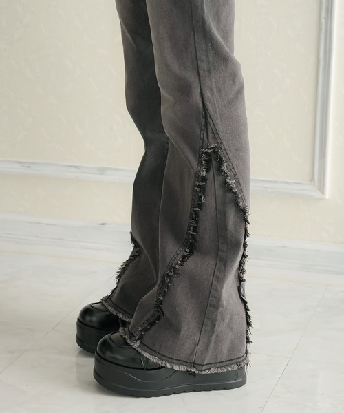 Diable baiser(ディアブルベーゼ)の「脇フリンジフレアデニムパンツ(デニムパンツ・レディース・ブラック・SMALL/MEDIUM/LARGE/X-LARGE/XX-LARGE)」の3枚目の写真