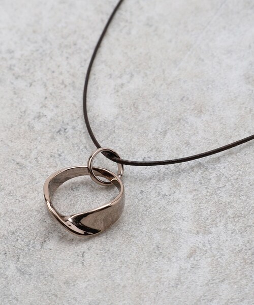 SHOO・LA・RUE（シューラルー）の「◆ツイストリング紐ネックレス（ネックレス・レディース・シルバー/ブロンズ/ゴールド・00）」の3枚目の写真