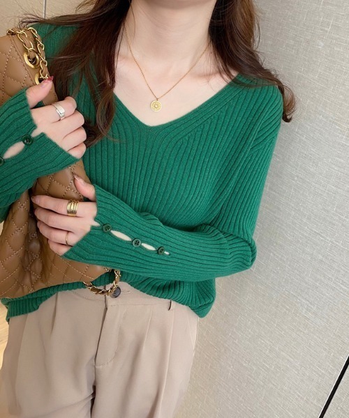 ABITOKYO(アビトーキョー)の「袖ボタンVネックリブニットトップス(ニット/セーター・レディース・グリーン/モカ/アイボリー/カーキ/ブラック・FREE)」の5枚目の写真