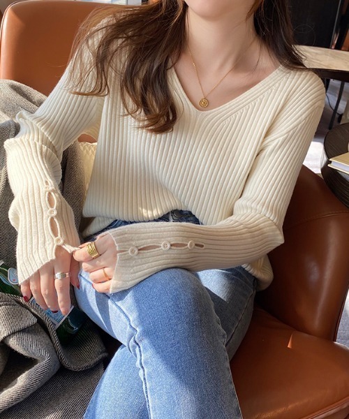 ABITOKYO(アビトーキョー)の「袖ボタンVネックリブニットトップス(ニット/セーター・レディース・グリーン/モカ/アイボリー/カーキ/ブラック・FREE)」の13枚目の写真