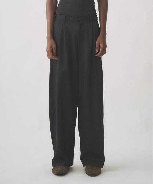 Juha(ユハ)の「2TUCK WIDE EASY PANTS(スラックス・メンズ・ブラック/グレイッシュベージュ・4/3/2)」の8枚目の写真