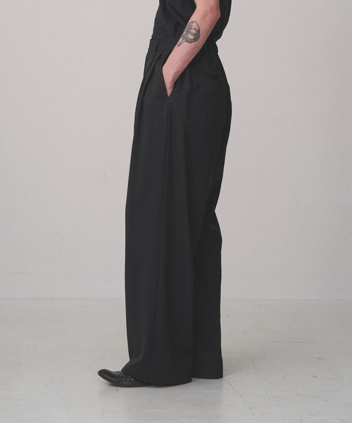 Juha（ユハ）の「2TUCK WIDE EASY PANTS（スラックス）」 - WEAR