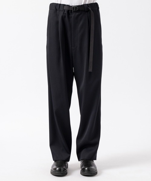 UJOH(ウジョー)の「【UJOH HOMME / ウジョーオム】Tape-Belt 1 Tuck Pants(スラックス・メンズ・ネイビー/グレー・4/3/5)」の4枚目の写真