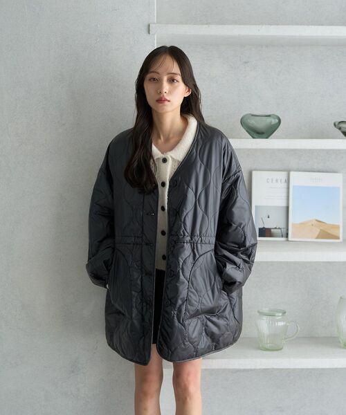 earth music&ecology（アースミュージックアンドエコロジー）の「キルティングハーフコート（ノーカラージャケット・レディース・アイボリー/ブラック/ベージュ・FREE）」の11枚目の写真