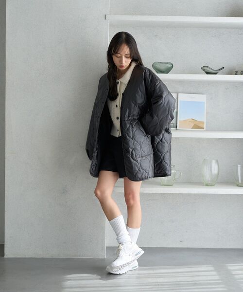 earth music&ecology（アースミュージックアンドエコロジー）の「キルティングハーフコート（ノーカラージャケット・レディース・アイボリー/ブラック/ベージュ・FREE）」の17枚目の写真
