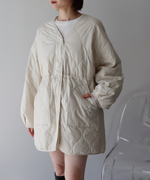 earth music&ecology（アースミュージックアンドエコロジー）の「キルティングハーフコート（ノーカラージャケット・レディース・アイボリー/ブラック/ベージュ・FREE）」の2枚目の写真